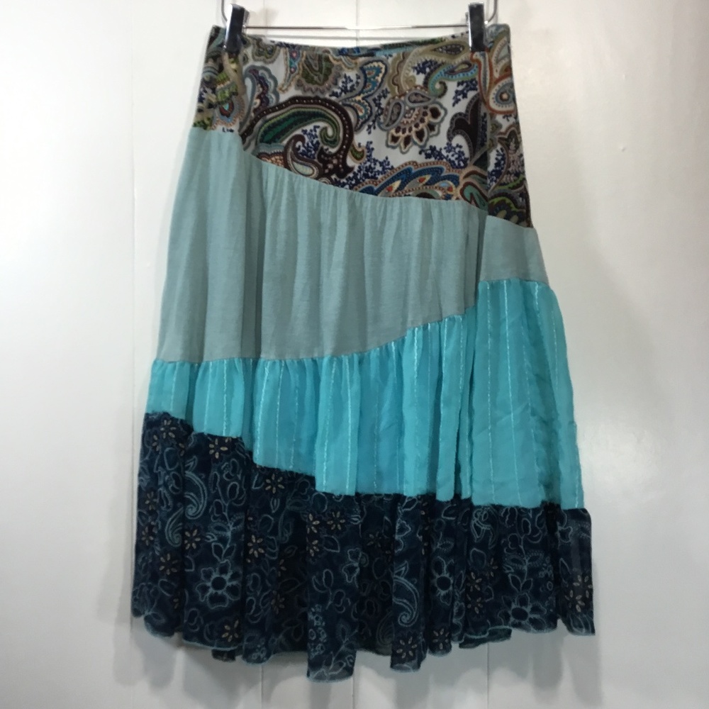 maxifloral multicolored skirt diagonal and lace detail size small